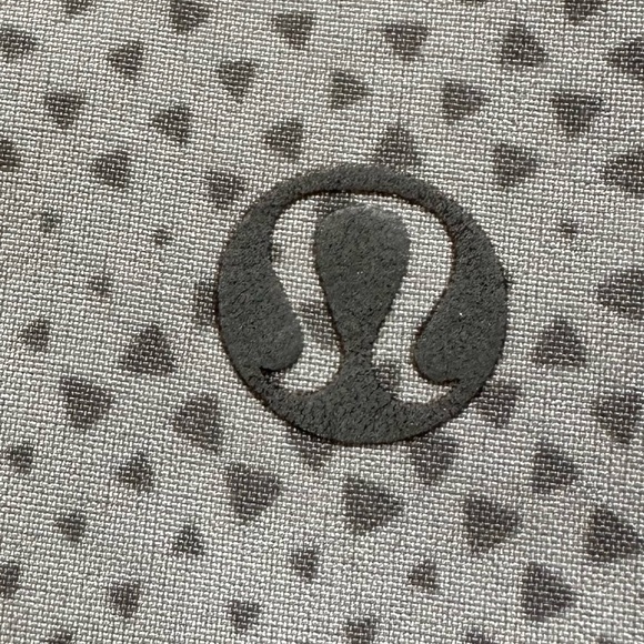 Lululemon men’s elastic waisted shorts - Picture 4 of 5